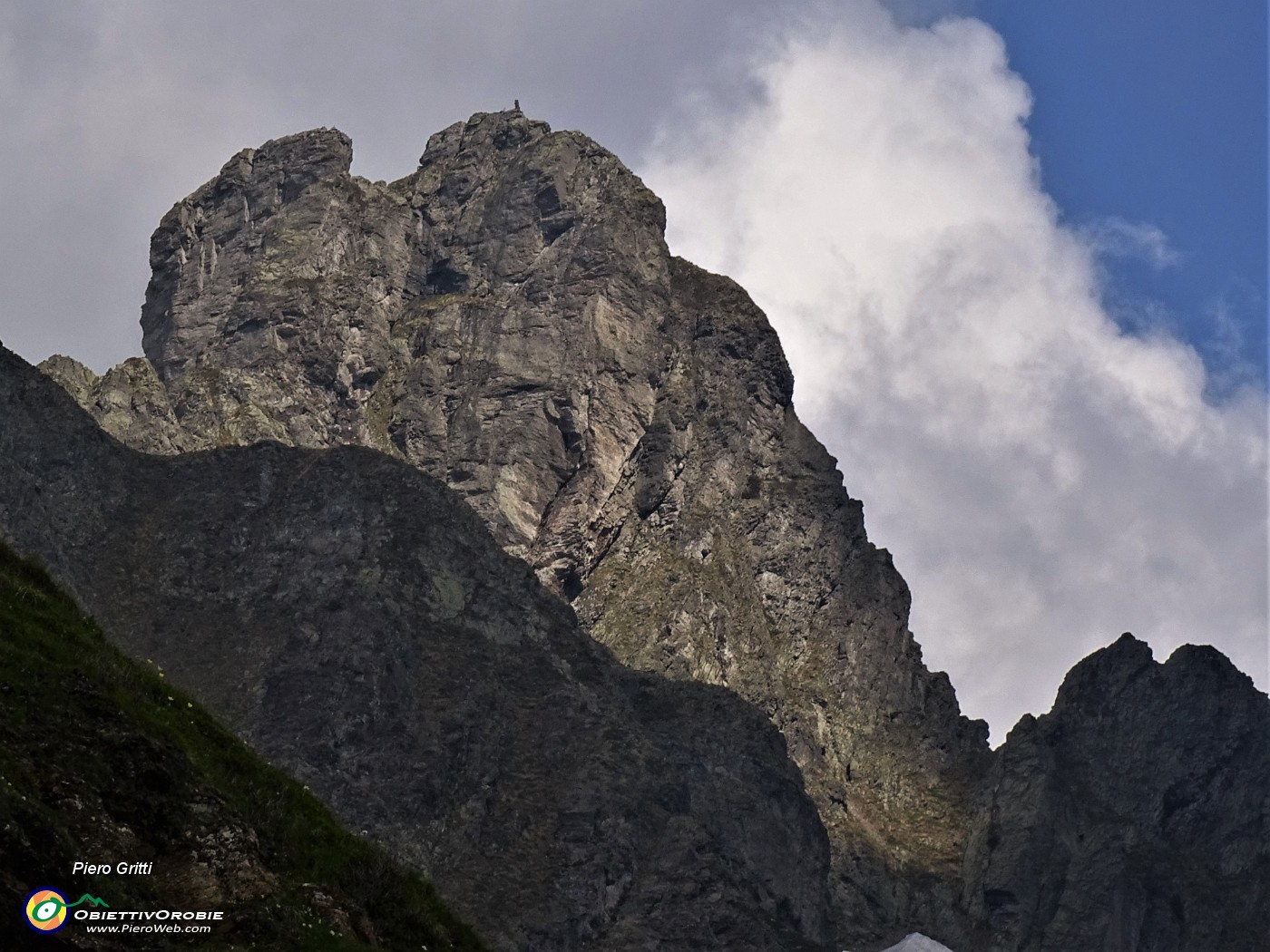 36 Zoom sulla cima del Monte Valletto (2372 m).JPG